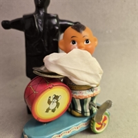 Dreng-stor-skjorte-ved-tromme-paa-board-paa-hjul-retro-metallegetoej